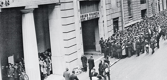 Ουρά μικροεπενδυτών έξω από το Χρηματιστήριο την περίοδο της δικτατορίας