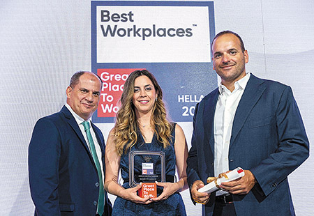 Παραλαβή του BEST WORKPLACE 2025 από τους κκ Πάρη Κυριακόπουλο Πρόεδρου & CEO του Ομίλου ΜΟΤΟΔΥΝΑΜΙΚΗ και Ελευθερία Λώλου, Head of HR