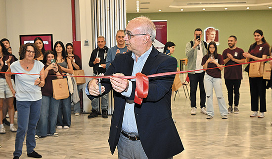 Την κορδέλα του καταστήματος έκοψε ο Πρύτανης του Οικονομι κού Πανεπιστημίου Αθηνών, Καθηγητής Βασίλης Βασδέκης