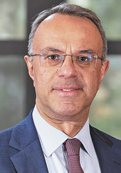 ΧΡΗΣΤΟΣ ΣΤΑΙΚΟΥΡΑΣ, Καθηγητής του Τμήματος Λογιστικής και Χρηματοοικονομικής του ΟΠΑ, Βουλευτή Φθιώτιδας, πρώην Υπουργού Οικονομικών, πρώην Υπουργού Υποδομών και Μεταφορών