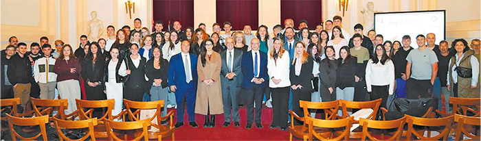 Μαθήτριες και μαθητές της Β’ και Γ’ Λυκείου από το Αγαθονήσι, τον Άγιο Ευστράτιο, την Κάσο, το Καστελόριζο, τους Λειψούς, τη Νίσυρο και την Τήλο μαζί με τους συνοδούς καθηγητές τους, επισκέφθηκαν τις εγκαταστάσεις του ΟΠΑ στις 24 Νοεμβρίου 2025