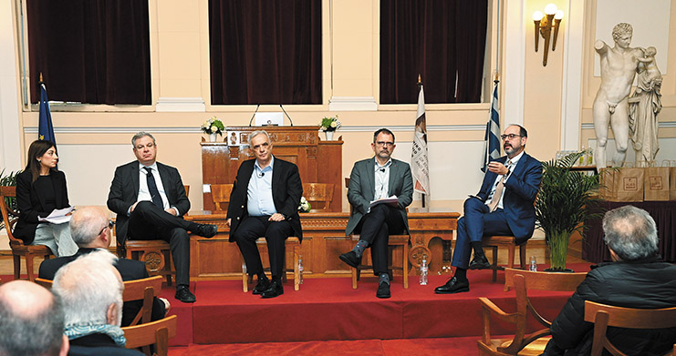 Ο κ. Νίκος Βέττας, ο κ. Βασίλης Καζάς, ο κ. Γεράσιμος Τζέης, ο κ. Ηλίας Λεκκός με τη συντονίστρια του πάνελ, Ελένη Στεργίου