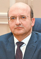 ΒΑΣΙΛΗΣ ΠΑΠΑΔΑΚΗΣ, Καθηγητής Τμήματος Οργάνωσης και Διοίκησης Επιχειρήσεων και Διευθυντή του Executive MBA του ΟΠΑ