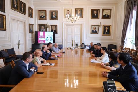 Delegates of the University of Jinan together with Professor Vassilis Papadakis, Prof. Thomas Moutos and Prof. Georgios Economides at the senate hall