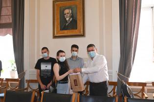 Βράβευση εθελοντών φοιτητών Κοινωνικού Φροντιστηρίου από τον Πρύτανη του ΟΠΑ καθηγητή κ. Δ. Μπουραντώνη Βράβευση εθελοντών φοιτητών Κοινωνικού Φροντιστηρίου από τον Πρύτανη του ΟΠΑ καθηγητή κ. Δ. Μπουραντώνη